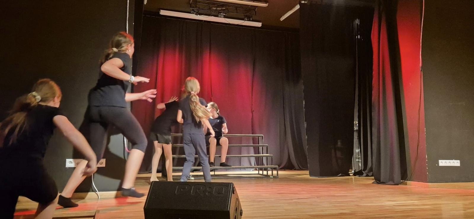 Zdjęcie w galerii na portalu naszraciborz.pl: Zakończyły się czterodniowe warsztaty teatralno-szczudlarskie w ramach akcji Wakacje w Powiecie wiadomości z regionu