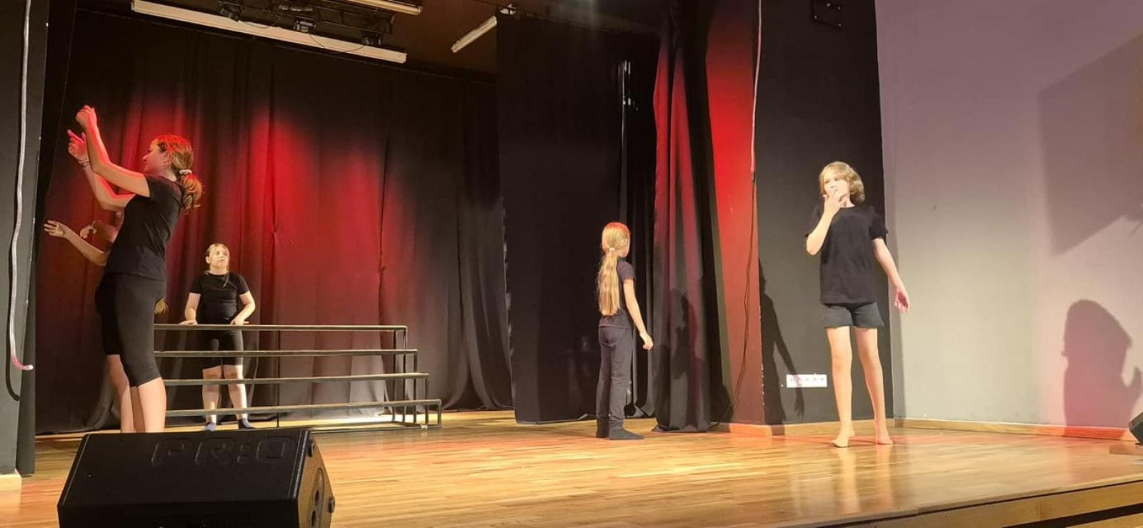 Zdjęcie w galerii na portalu naszraciborz.pl: Zakończyły się czterodniowe warsztaty teatralno-szczudlarskie w ramach akcji Wakacje w Powiecie wiadomości z regionu