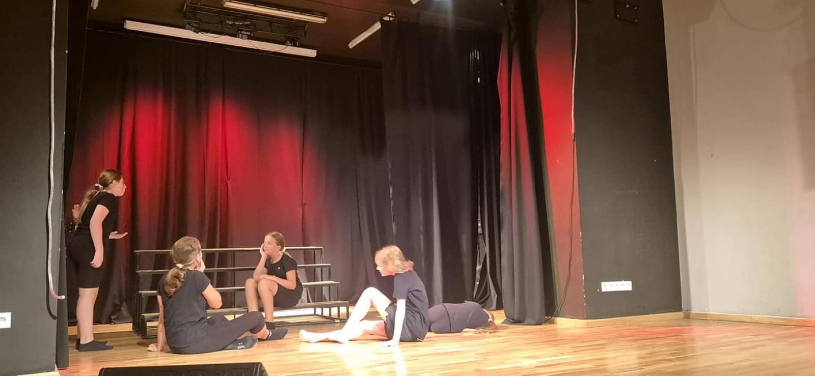 Zdjęcie w galerii na portalu naszraciborz.pl: Zakończyły się czterodniowe warsztaty teatralno-szczudlarskie w ramach akcji Wakacje w Powiecie wiadomości z regionu