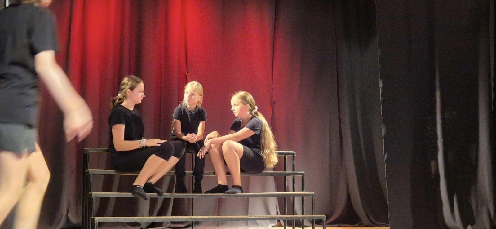 Zdjęcie w galerii na portalu naszraciborz.pl: Zakończyły się czterodniowe warsztaty teatralno-szczudlarskie w ramach akcji Wakacje w Powiecie wiadomości z regionu