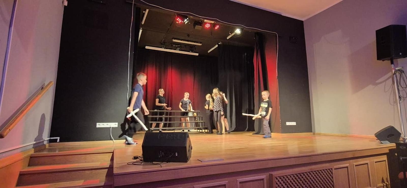 Zdjęcie w galerii na portalu naszraciborz.pl: Zakończyły się czterodniowe warsztaty teatralno-szczudlarskie w ramach akcji Wakacje w Powiecie wiadomości z regionu