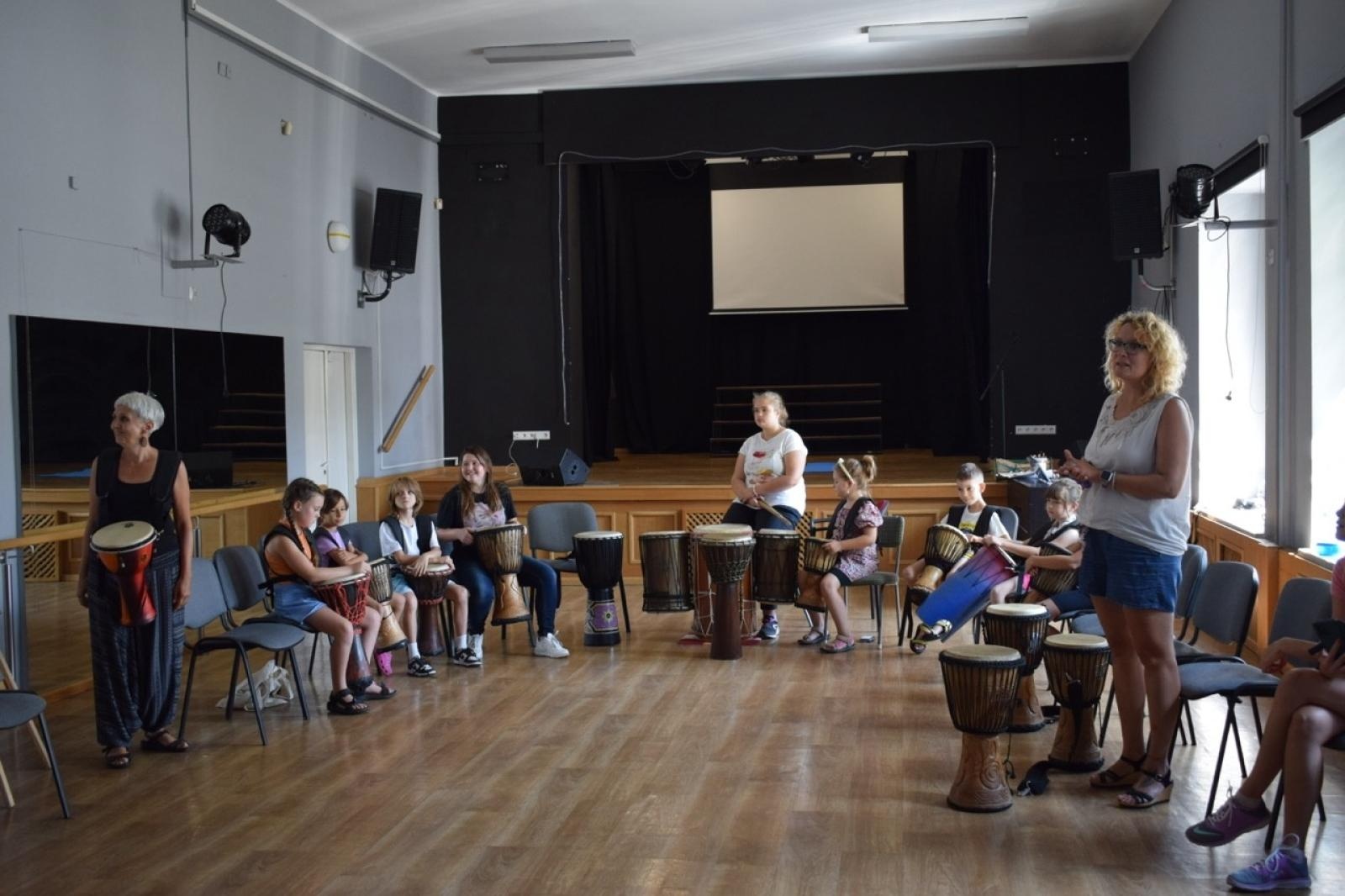 Zdjęcie w galerii na portalu naszraciborz.pl: Zakończenie trzydniowych warsztatów bębniarskich w ramach akcji Wakacje w Powiecie wiadomości z regionu
