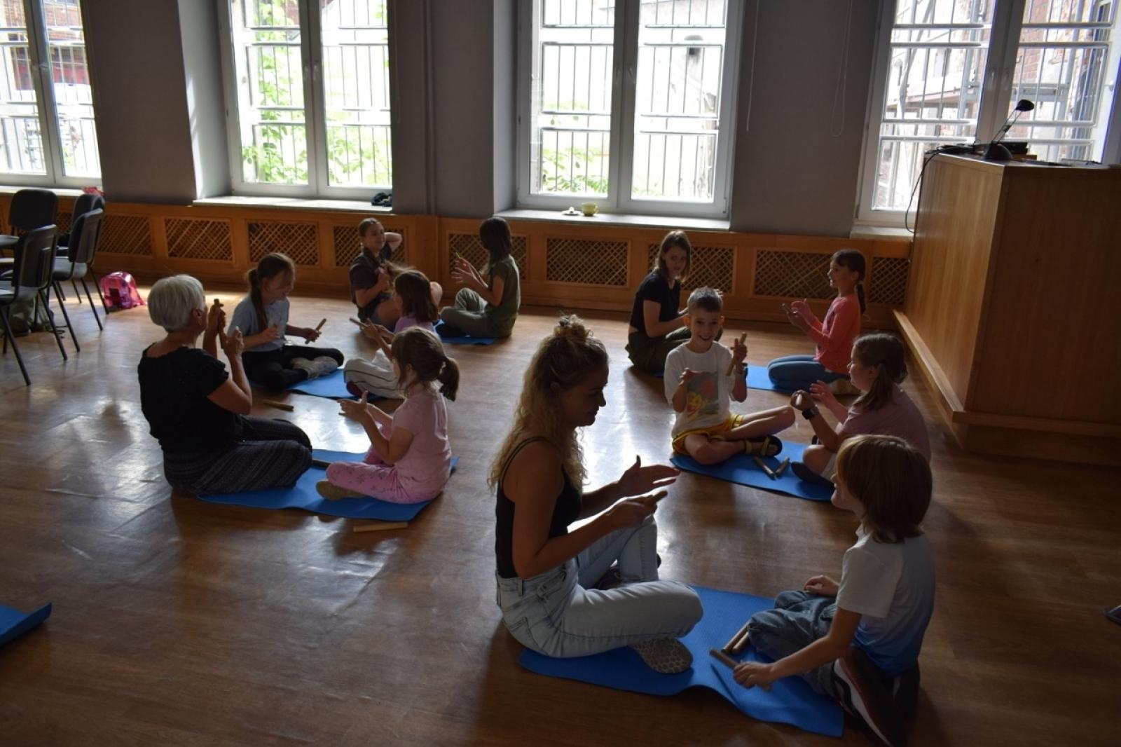 Zdjęcie w galerii na portalu naszraciborz.pl: Zakończenie trzydniowych warsztatów bębniarskich w ramach akcji Wakacje w Powiecie wiadomości z regionu