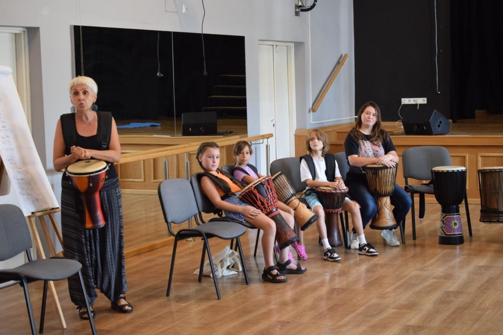 Zdjęcie w galerii na portalu naszraciborz.pl: Zakończenie trzydniowych warsztatów bębniarskich w ramach akcji Wakacje w Powiecie wiadomości z regionu