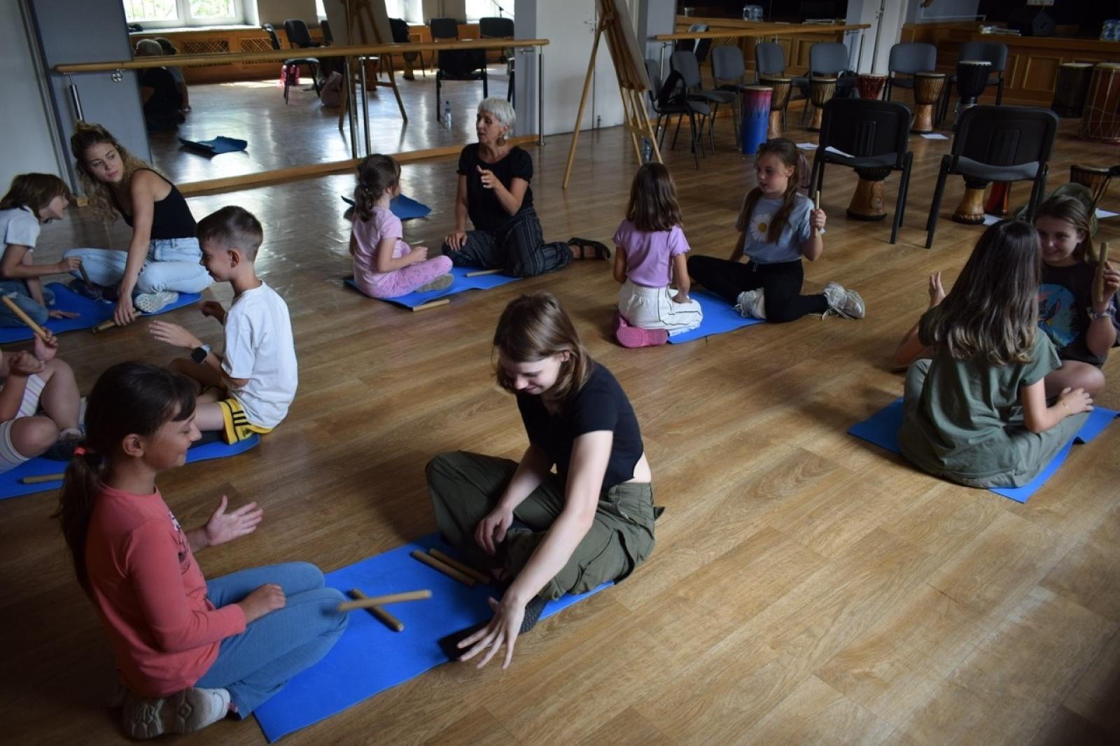 Zdjęcie w galerii na portalu naszraciborz.pl: Zakończenie trzydniowych warsztatów bębniarskich w ramach akcji Wakacje w Powiecie wiadomości z regionu