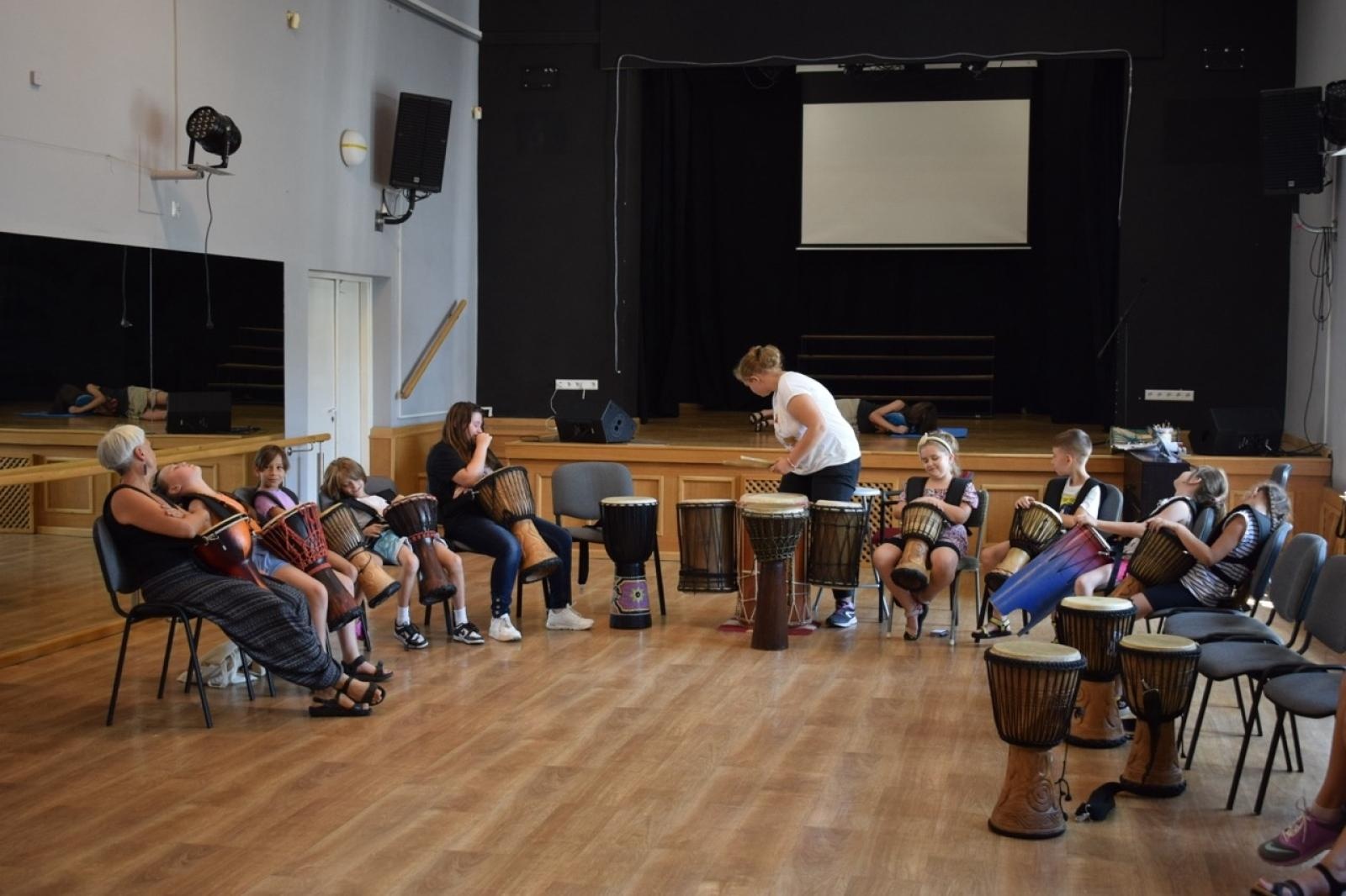 Zdjęcie w galerii na portalu naszraciborz.pl: Zakończenie trzydniowych warsztatów bębniarskich w ramach akcji Wakacje w Powiecie wiadomości z regionu