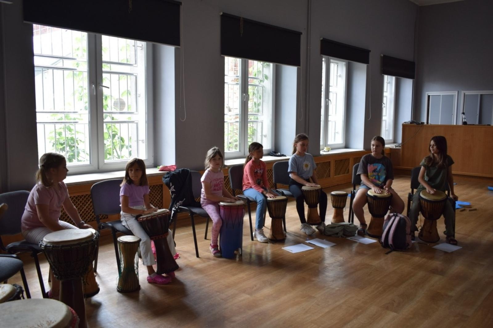 Zdjęcie w galerii na portalu naszraciborz.pl: Zakończenie trzydniowych warsztatów bębniarskich w ramach akcji Wakacje w Powiecie wiadomości z regionu