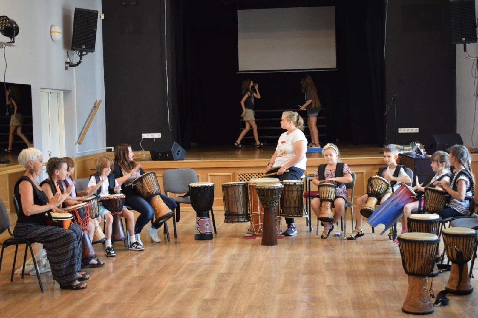 Zdjęcie w galerii na portalu naszraciborz.pl: Zakończenie trzydniowych warsztatów bębniarskich w ramach akcji Wakacje w Powiecie wiadomości z regionu