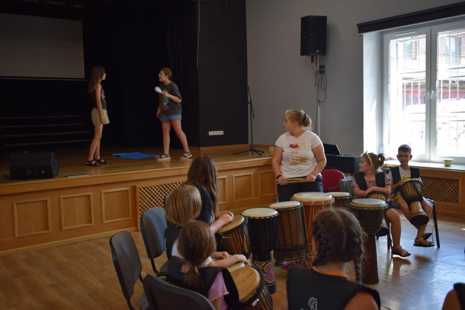 Zdjęcie w galerii na portalu naszraciborz.pl: Zakończenie trzydniowych warsztatów bębniarskich w ramach akcji Wakacje w Powiecie wiadomości z regionu