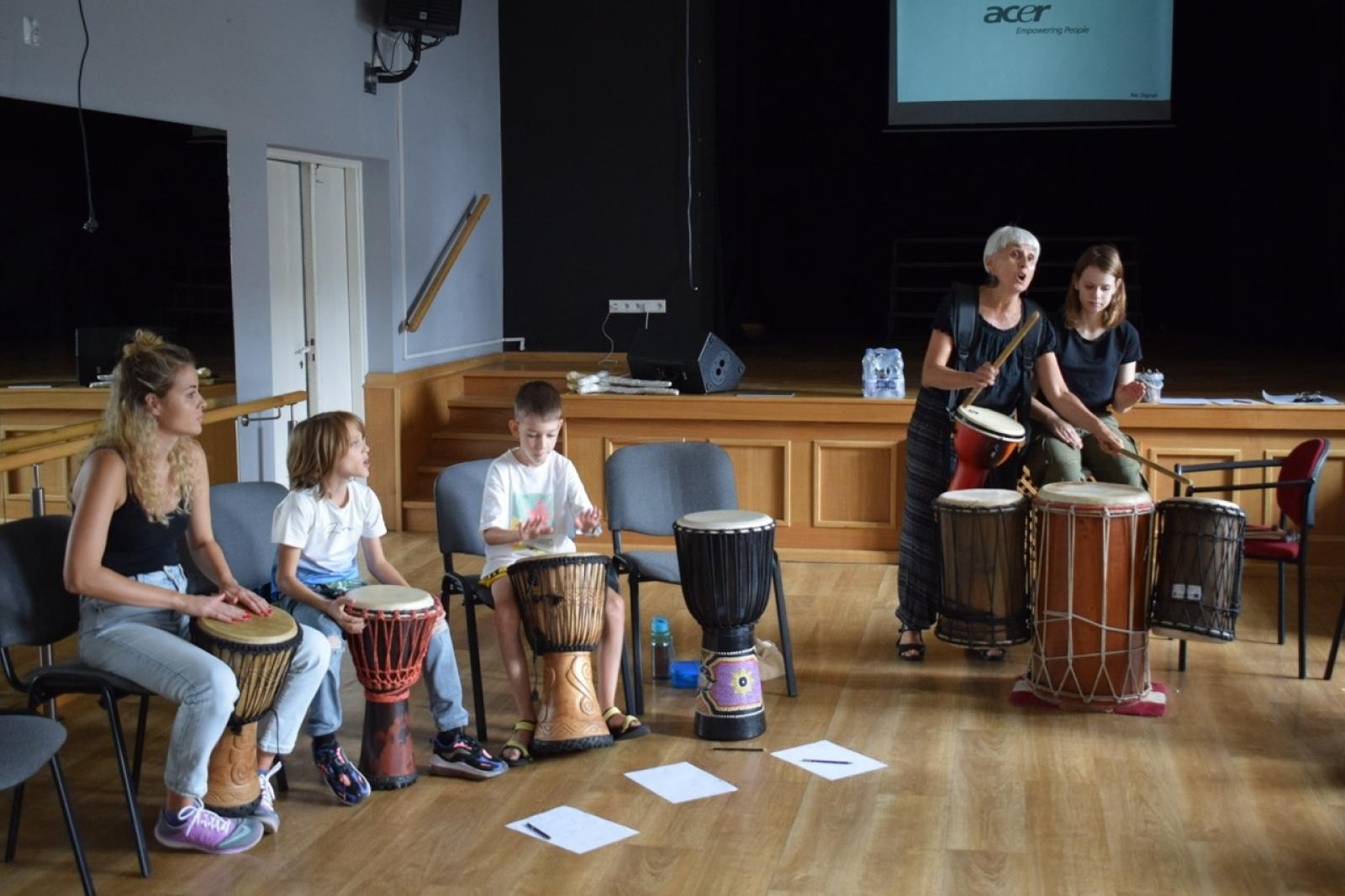 Zdjęcie w galerii na portalu naszraciborz.pl: Zakończenie trzydniowych warsztatów bębniarskich w ramach akcji Wakacje w Powiecie wiadomości z regionu