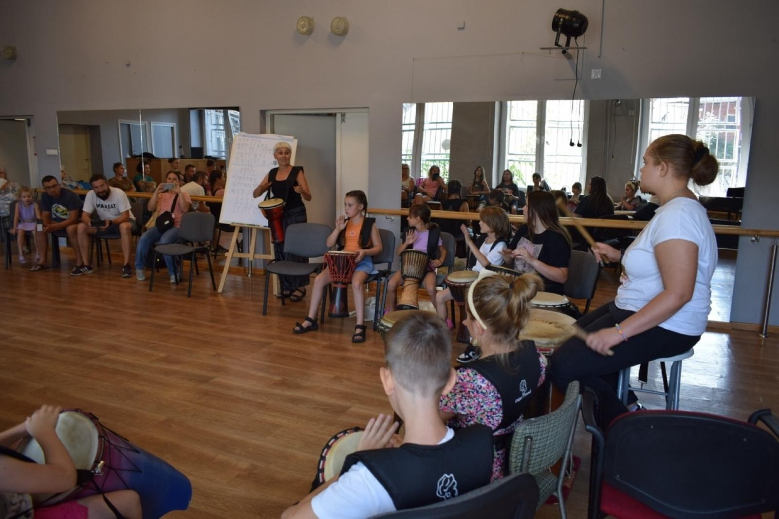 Zdjęcie w galerii na portalu naszraciborz.pl: Zakończenie trzydniowych warsztatów bębniarskich w ramach akcji Wakacje w Powiecie wiadomości z regionu