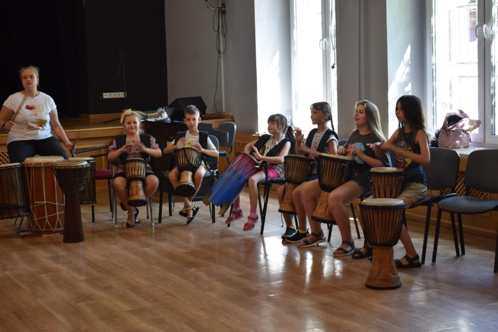 Zdjęcie w galerii na portalu naszraciborz.pl: Zakończenie trzydniowych warsztatów bębniarskich w ramach akcji Wakacje w Powiecie wiadomości z regionu