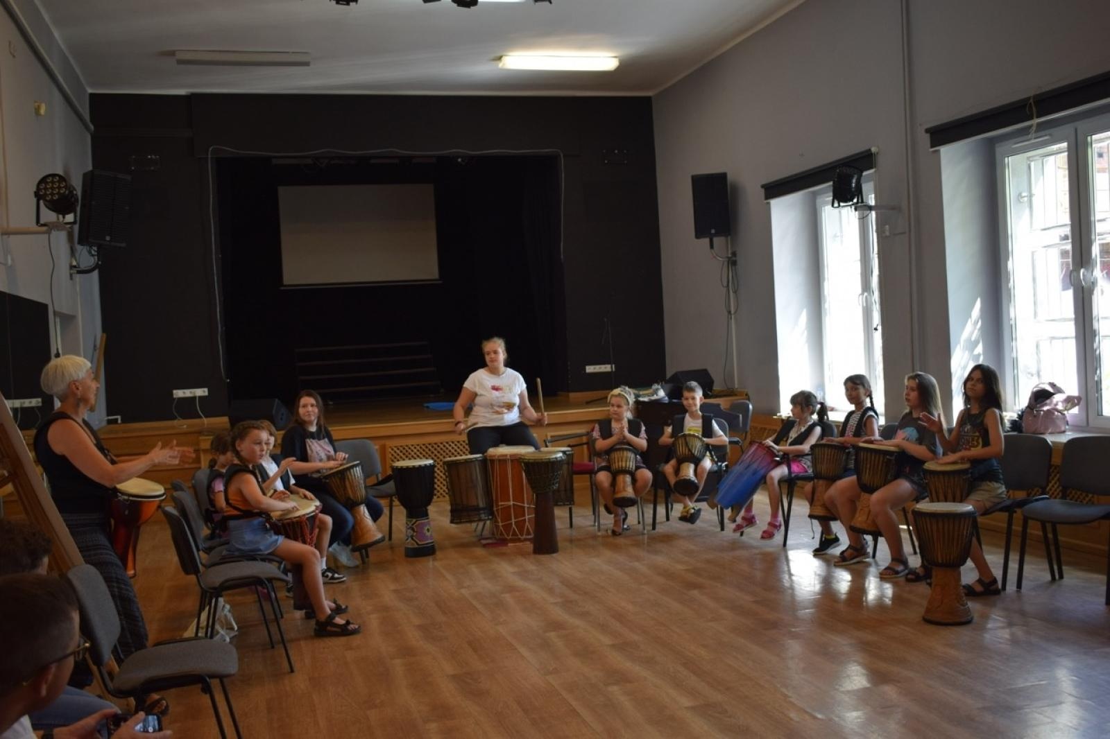 Zdjęcie w galerii na portalu naszraciborz.pl: Zakończenie trzydniowych warsztatów bębniarskich w ramach akcji Wakacje w Powiecie wiadomości z regionu