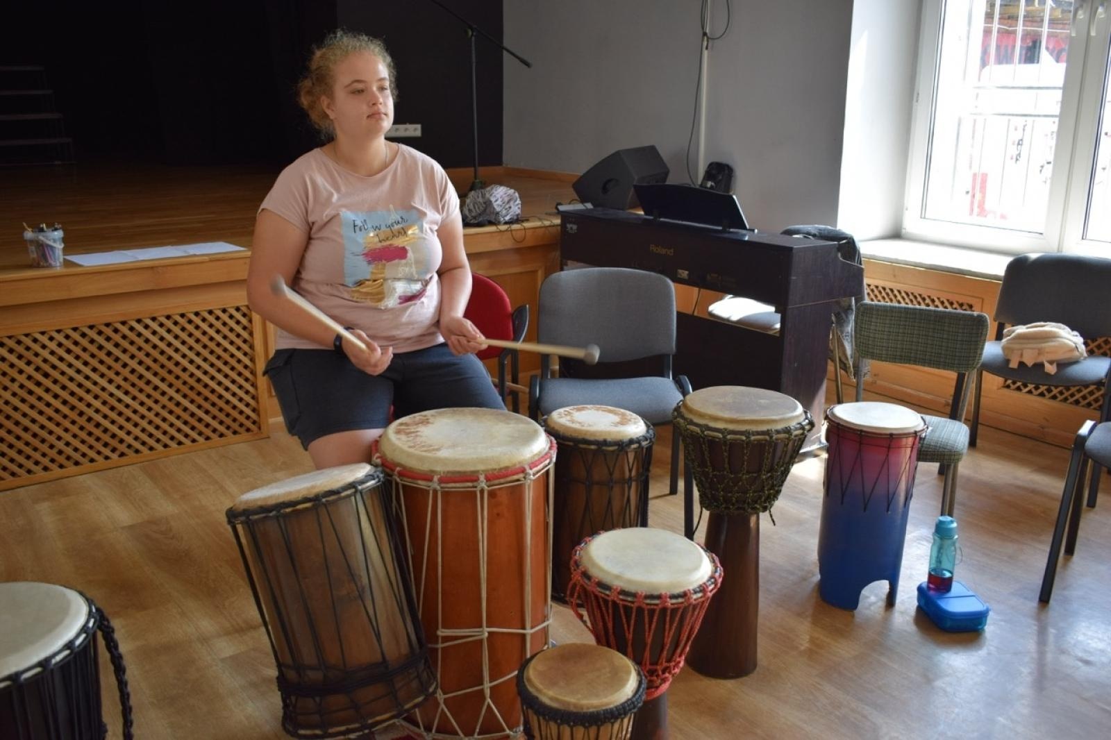 Zdjęcie w galerii na portalu naszraciborz.pl: Zakończenie trzydniowych warsztatów bębniarskich w ramach akcji Wakacje w Powiecie wiadomości z regionu