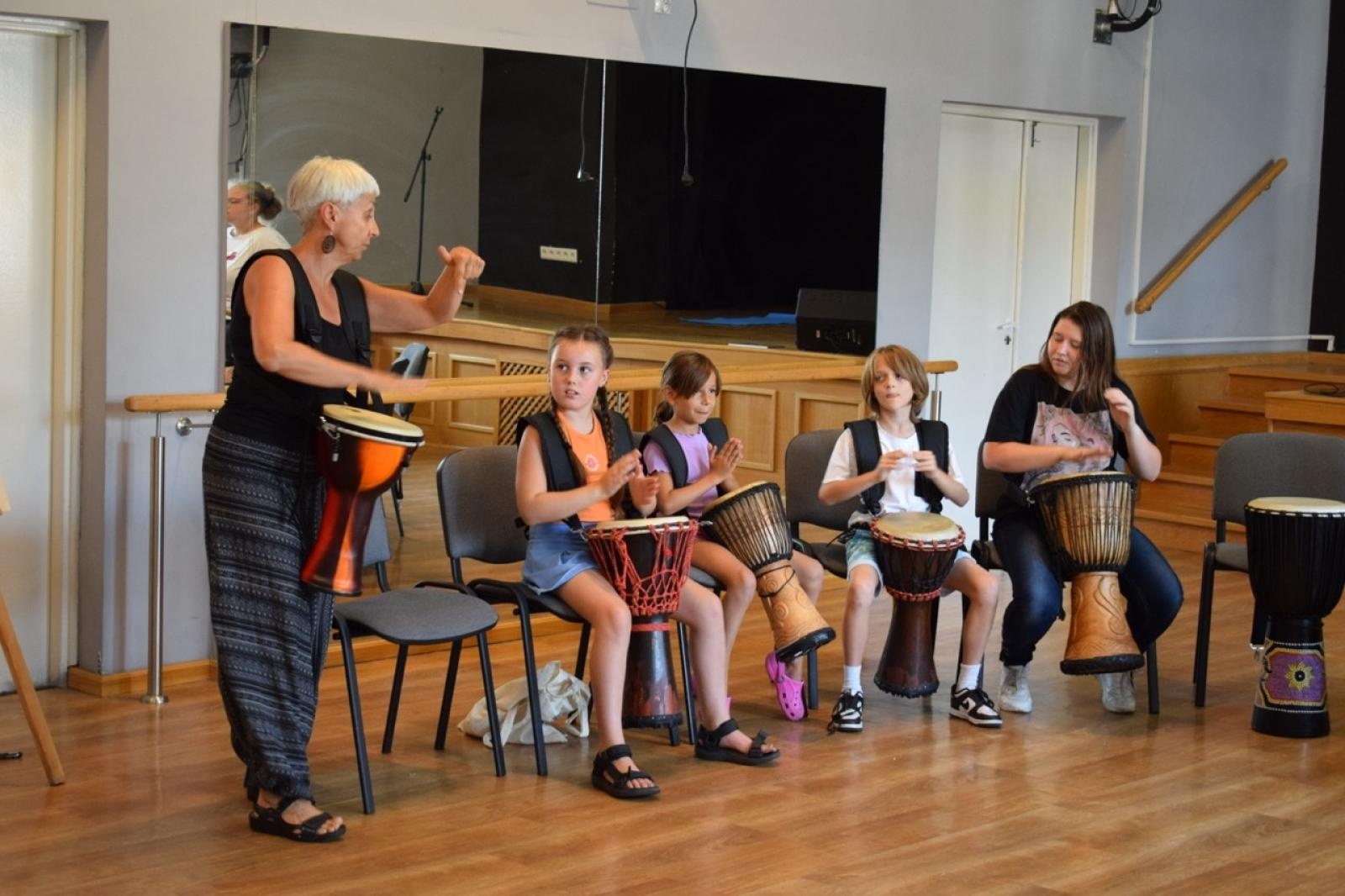 Zdjęcie w galerii na portalu naszraciborz.pl: Zakończenie trzydniowych warsztatów bębniarskich w ramach akcji Wakacje w Powiecie wiadomości z regionu