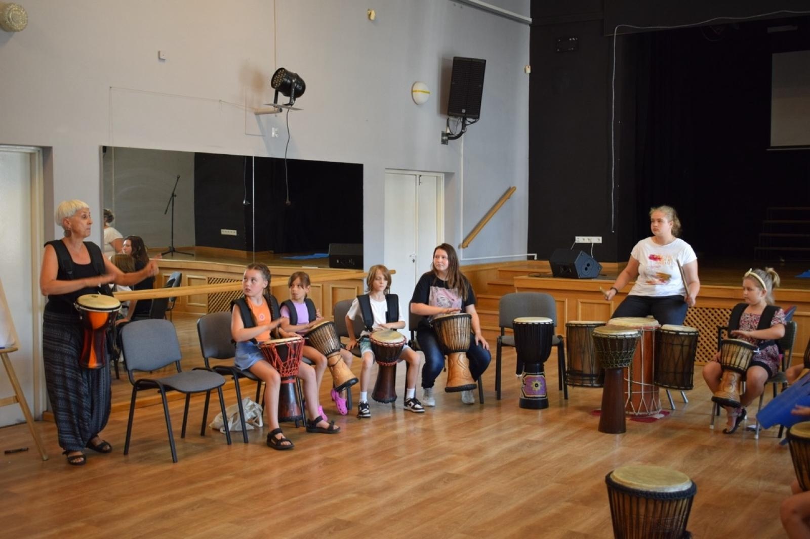 Zdjęcie w galerii na portalu naszraciborz.pl: Zakończenie trzydniowych warsztatów bębniarskich w ramach akcji Wakacje w Powiecie wiadomości z regionu