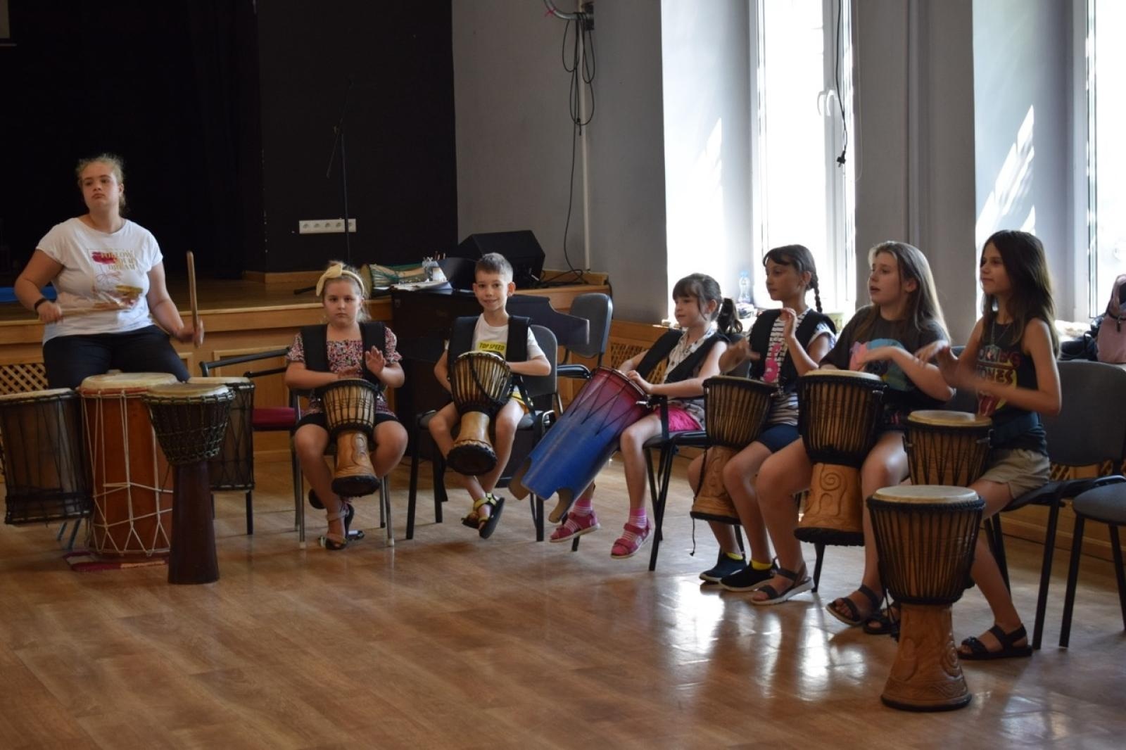 Zdjęcie w galerii na portalu naszraciborz.pl: Zakończenie trzydniowych warsztatów bębniarskich w ramach akcji Wakacje w Powiecie wiadomości z regionu