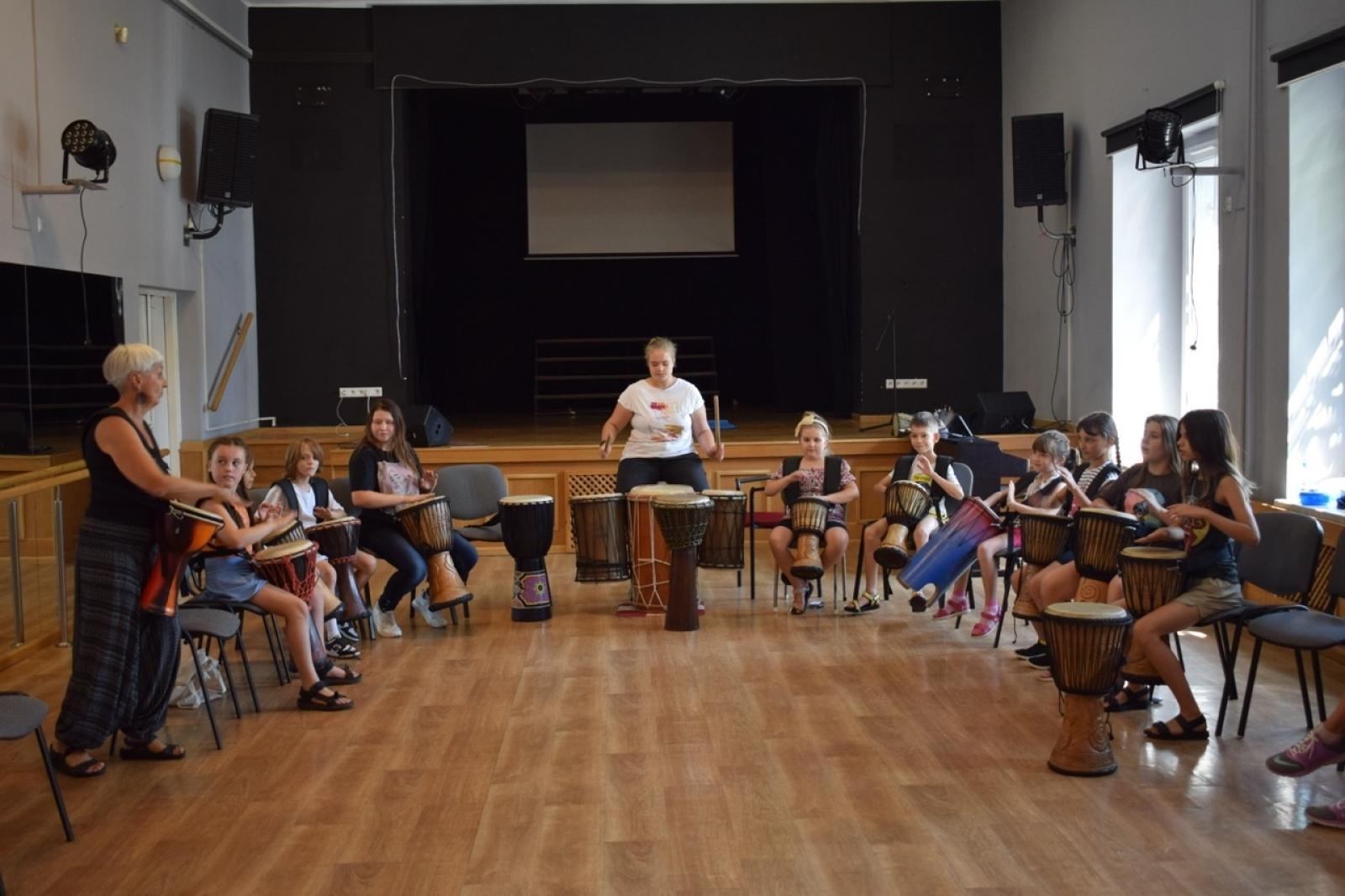 Zdjęcie w galerii na portalu naszraciborz.pl: Zakończenie trzydniowych warsztatów bębniarskich w ramach akcji Wakacje w Powiecie wiadomości z regionu