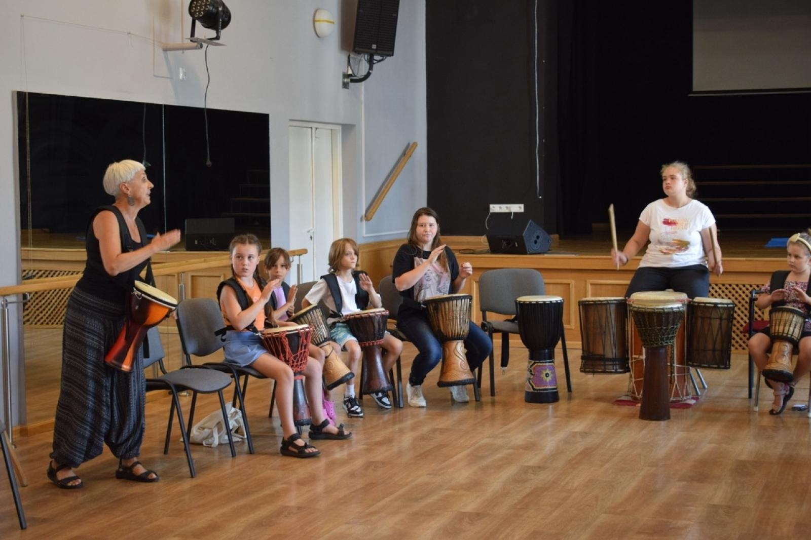 Zdjęcie w galerii na portalu naszraciborz.pl: Zakończenie trzydniowych warsztatów bębniarskich w ramach akcji Wakacje w Powiecie wiadomości z regionu