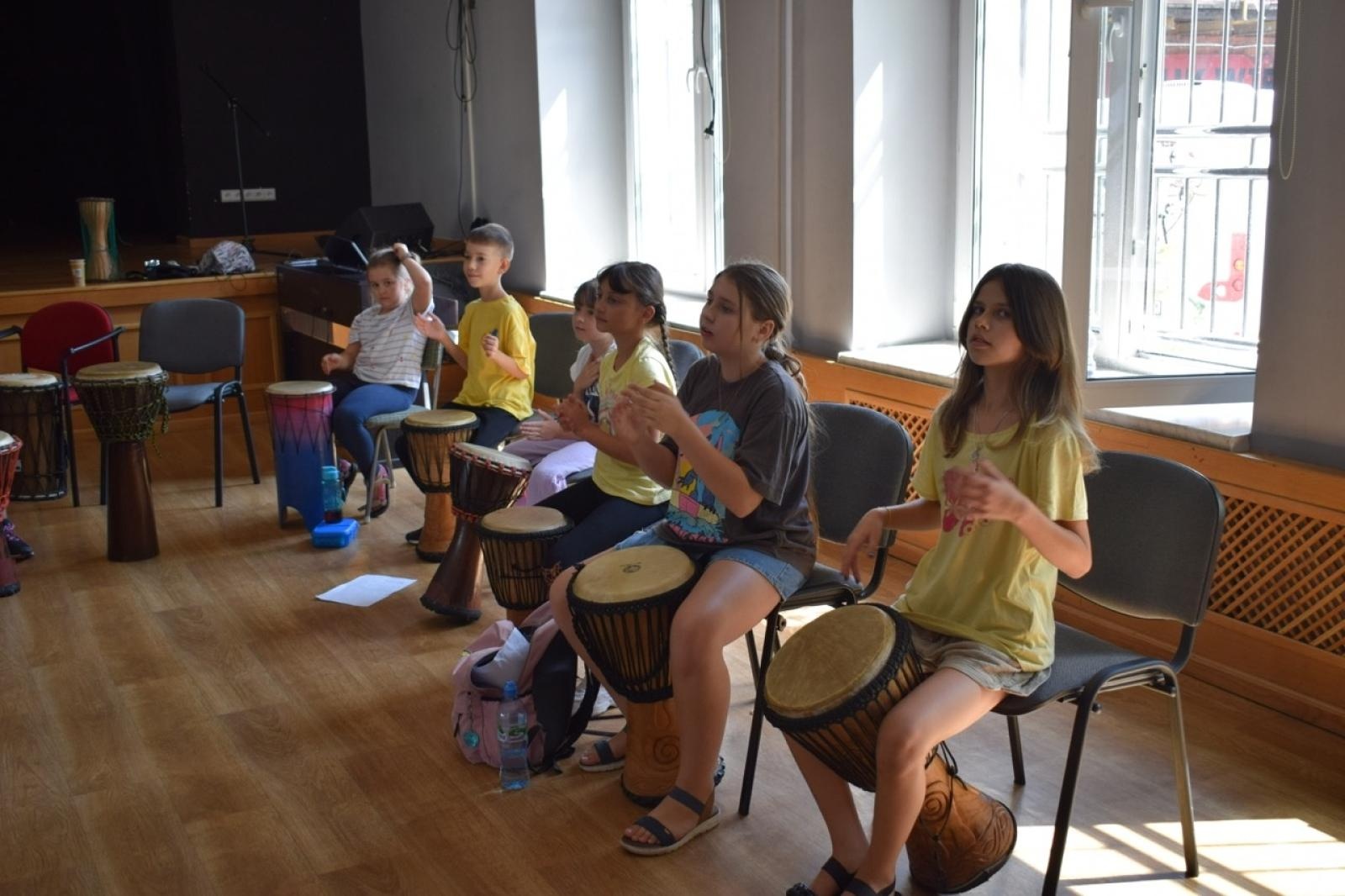 Zdjęcie w galerii na portalu naszraciborz.pl: Zakończenie trzydniowych warsztatów bębniarskich w ramach akcji Wakacje w Powiecie wiadomości z regionu