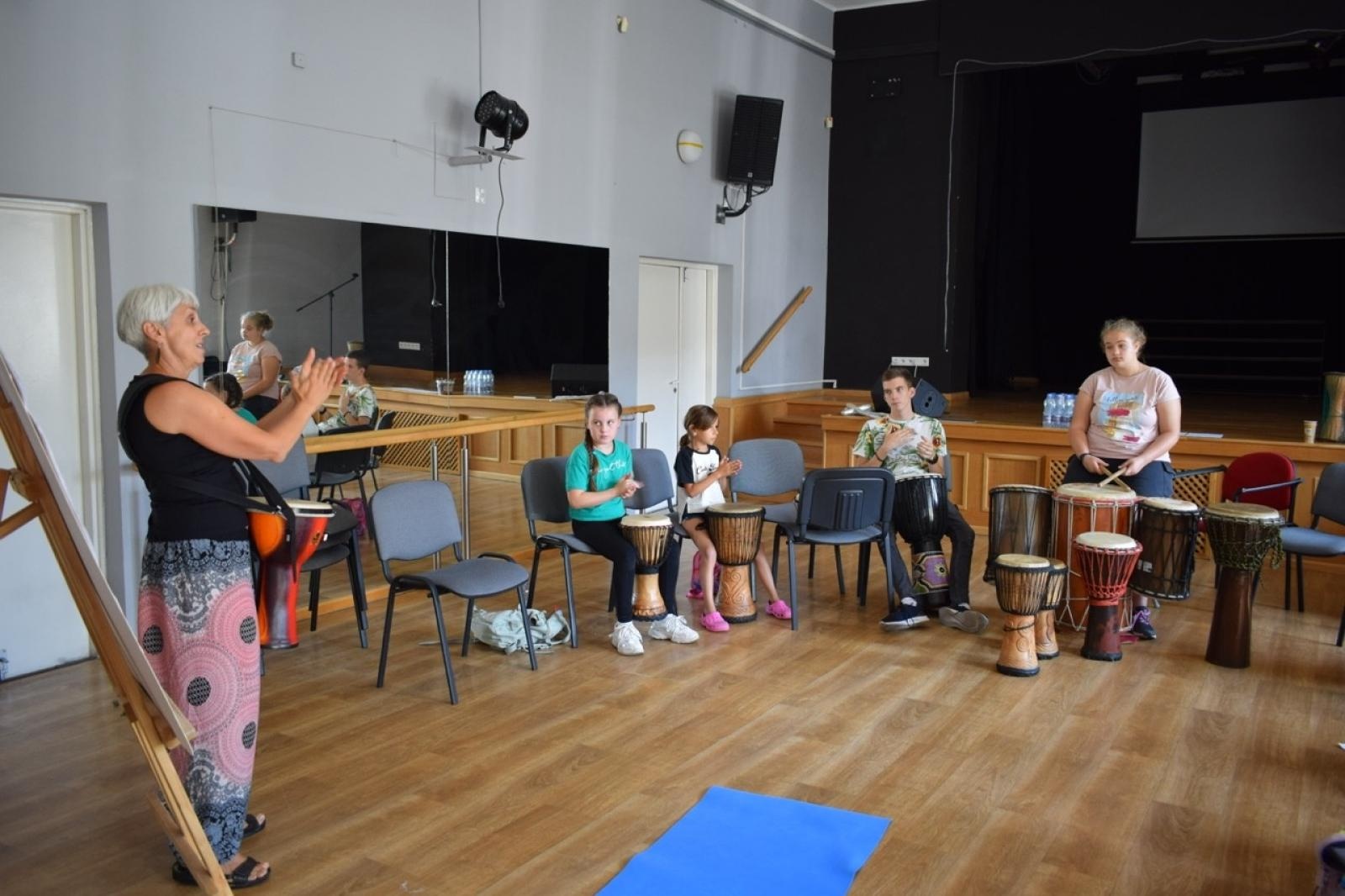Zdjęcie w galerii na portalu naszraciborz.pl: Zakończenie trzydniowych warsztatów bębniarskich w ramach akcji Wakacje w Powiecie wiadomości z regionu
