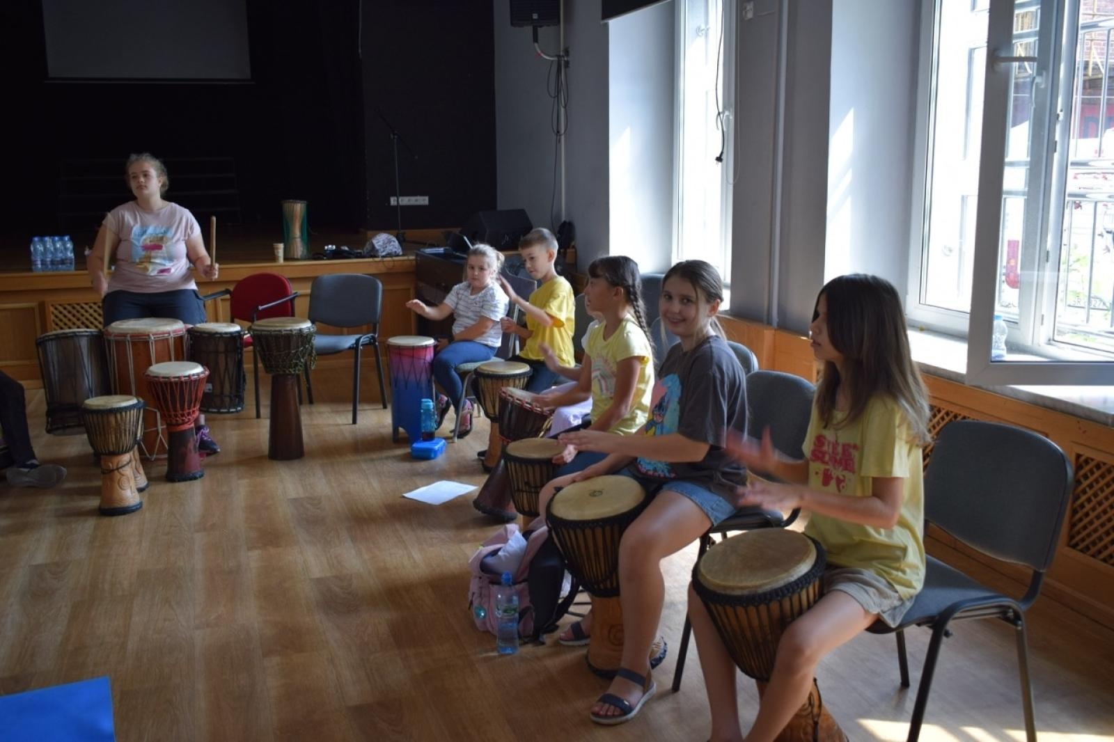 Zdjęcie w galerii na portalu naszraciborz.pl: Zakończenie trzydniowych warsztatów bębniarskich w ramach akcji Wakacje w Powiecie wiadomości z regionu