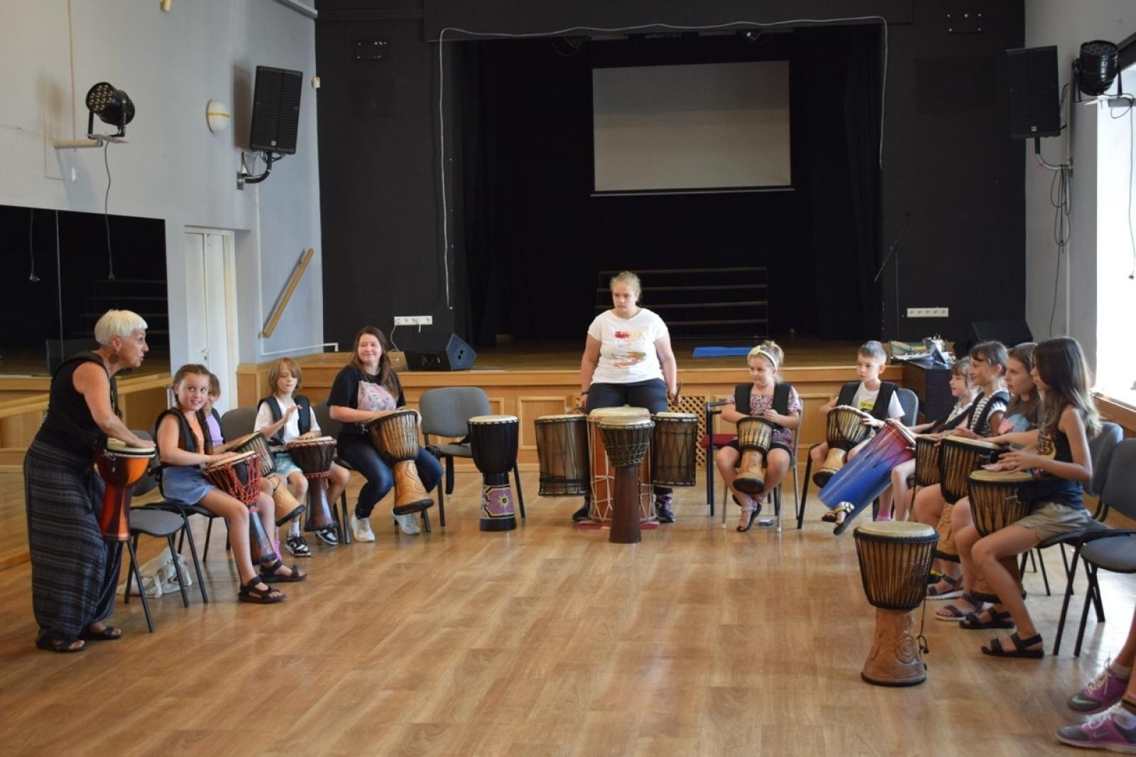 Zdjęcie w galerii na portalu naszraciborz.pl: Zakończenie trzydniowych warsztatów bębniarskich w ramach akcji Wakacje w Powiecie wiadomości z regionu