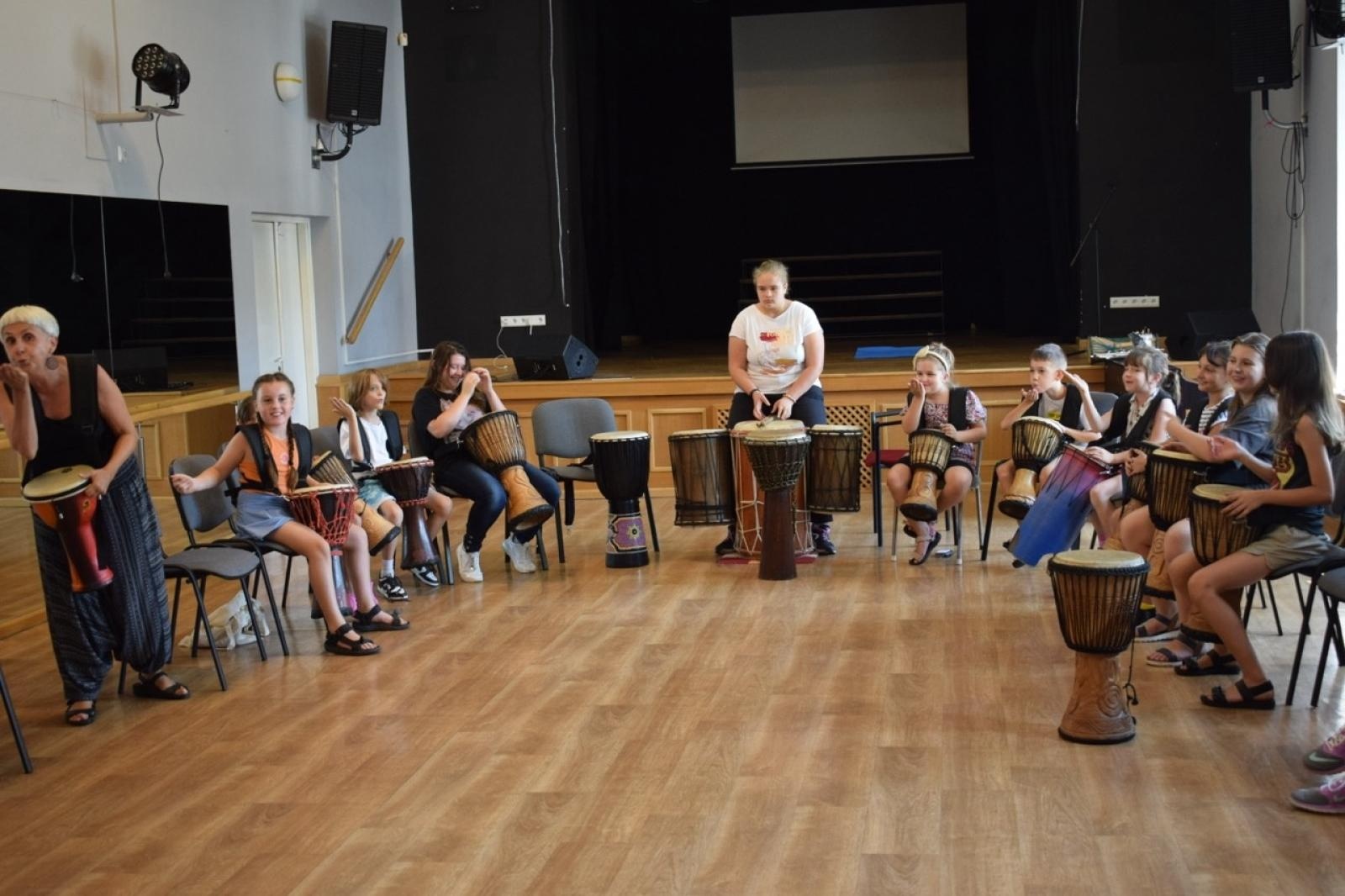 Zdjęcie w galerii na portalu naszraciborz.pl: Zakończenie trzydniowych warsztatów bębniarskich w ramach akcji Wakacje w Powiecie wiadomości z regionu