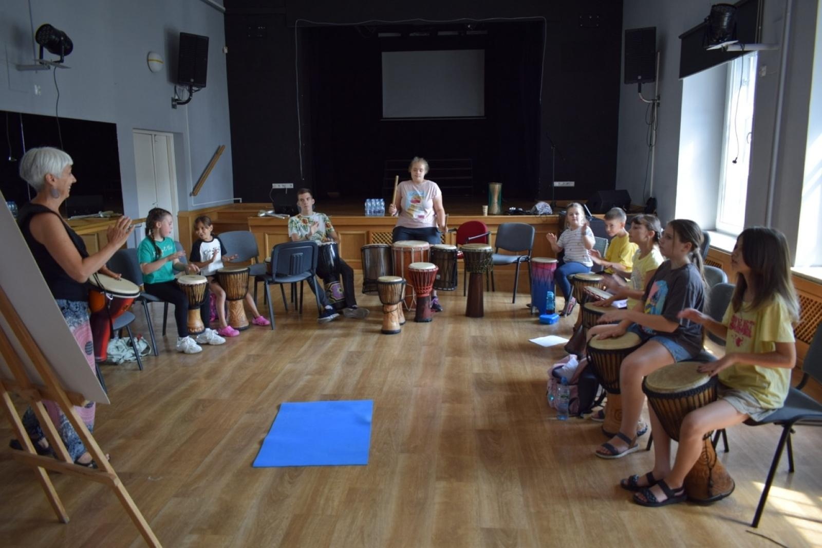 Zdjęcie w galerii na portalu naszraciborz.pl: Zakończenie trzydniowych warsztatów bębniarskich w ramach akcji Wakacje w Powiecie wiadomości z regionu