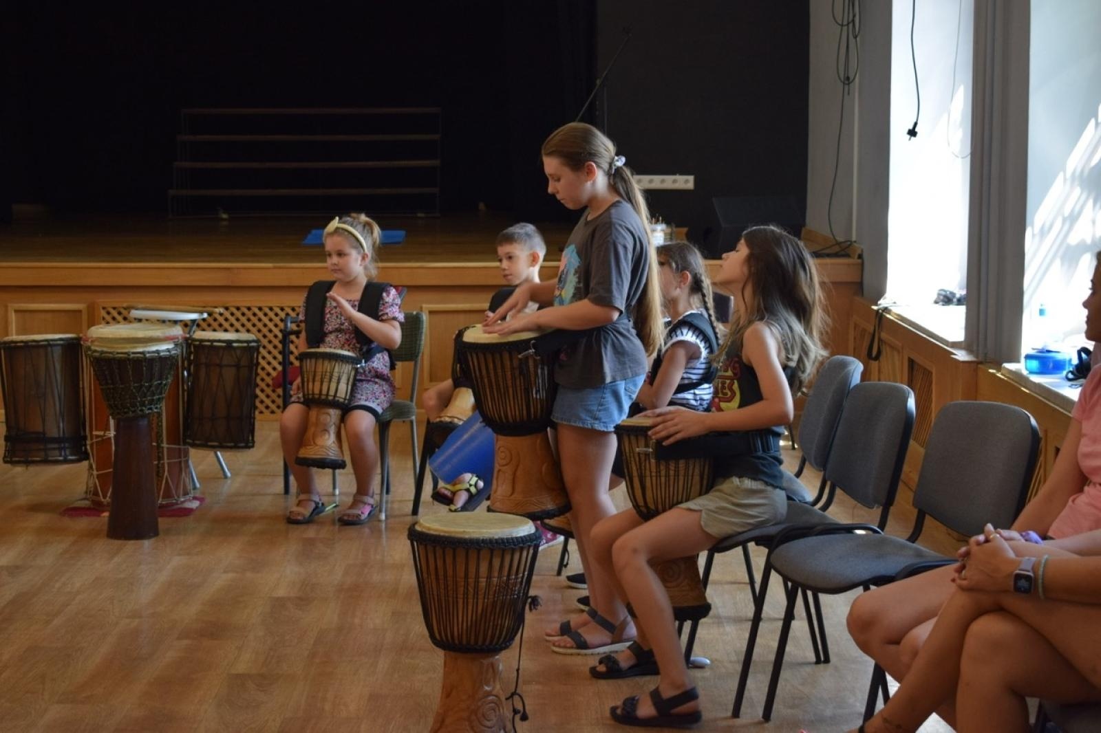 Zdjęcie w galerii na portalu naszraciborz.pl: Zakończenie trzydniowych warsztatów bębniarskich w ramach akcji Wakacje w Powiecie wiadomości z regionu