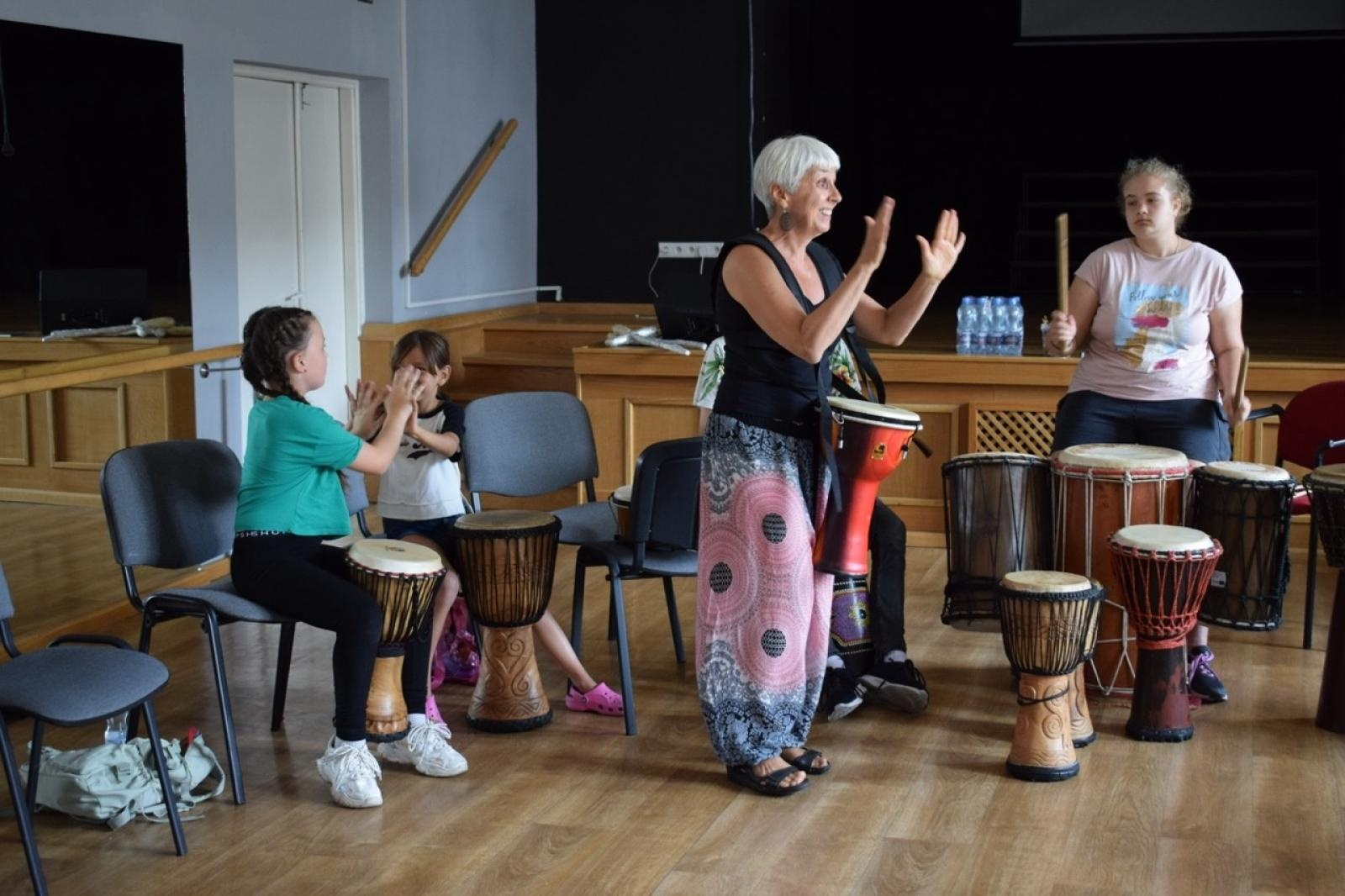 Zdjęcie w galerii na portalu naszraciborz.pl: Zakończenie trzydniowych warsztatów bębniarskich w ramach akcji Wakacje w Powiecie wiadomości z regionu