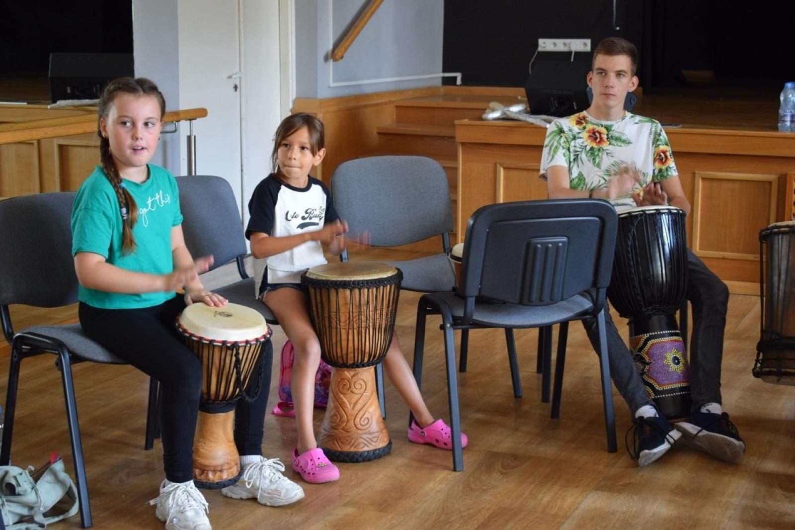 Zdjęcie w galerii na portalu naszraciborz.pl: Zakończenie trzydniowych warsztatów bębniarskich w ramach akcji Wakacje w Powiecie wiadomości z regionu