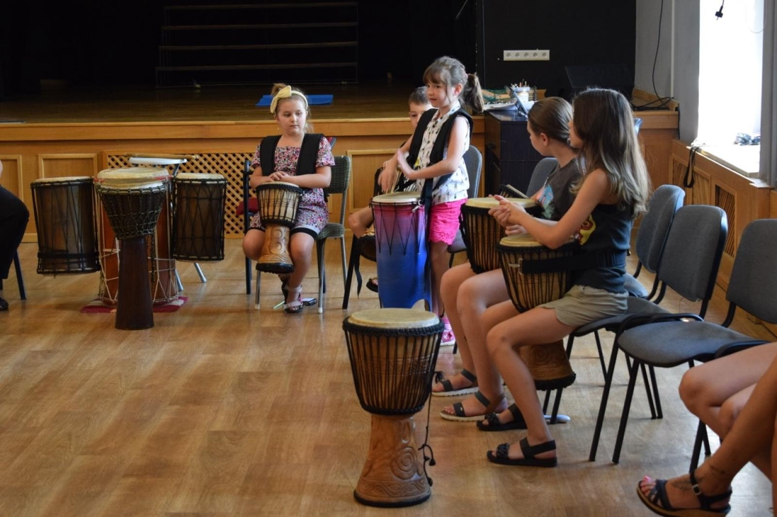 Zdjęcie w galerii na portalu naszraciborz.pl: Zakończenie trzydniowych warsztatów bębniarskich w ramach akcji Wakacje w Powiecie wiadomości z regionu