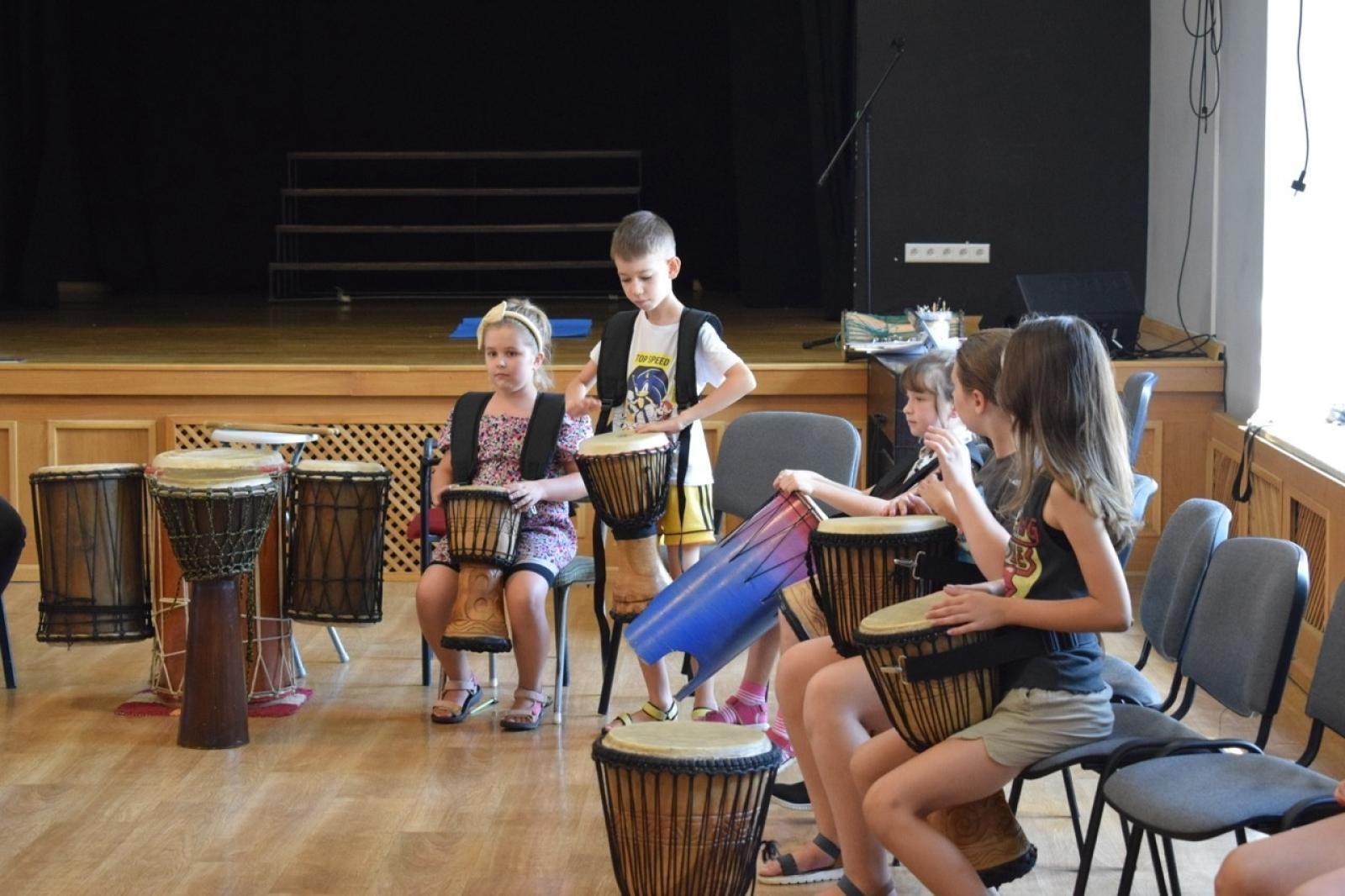 Zdjęcie w galerii na portalu naszraciborz.pl: Zakończenie trzydniowych warsztatów bębniarskich w ramach akcji Wakacje w Powiecie wiadomości z regionu