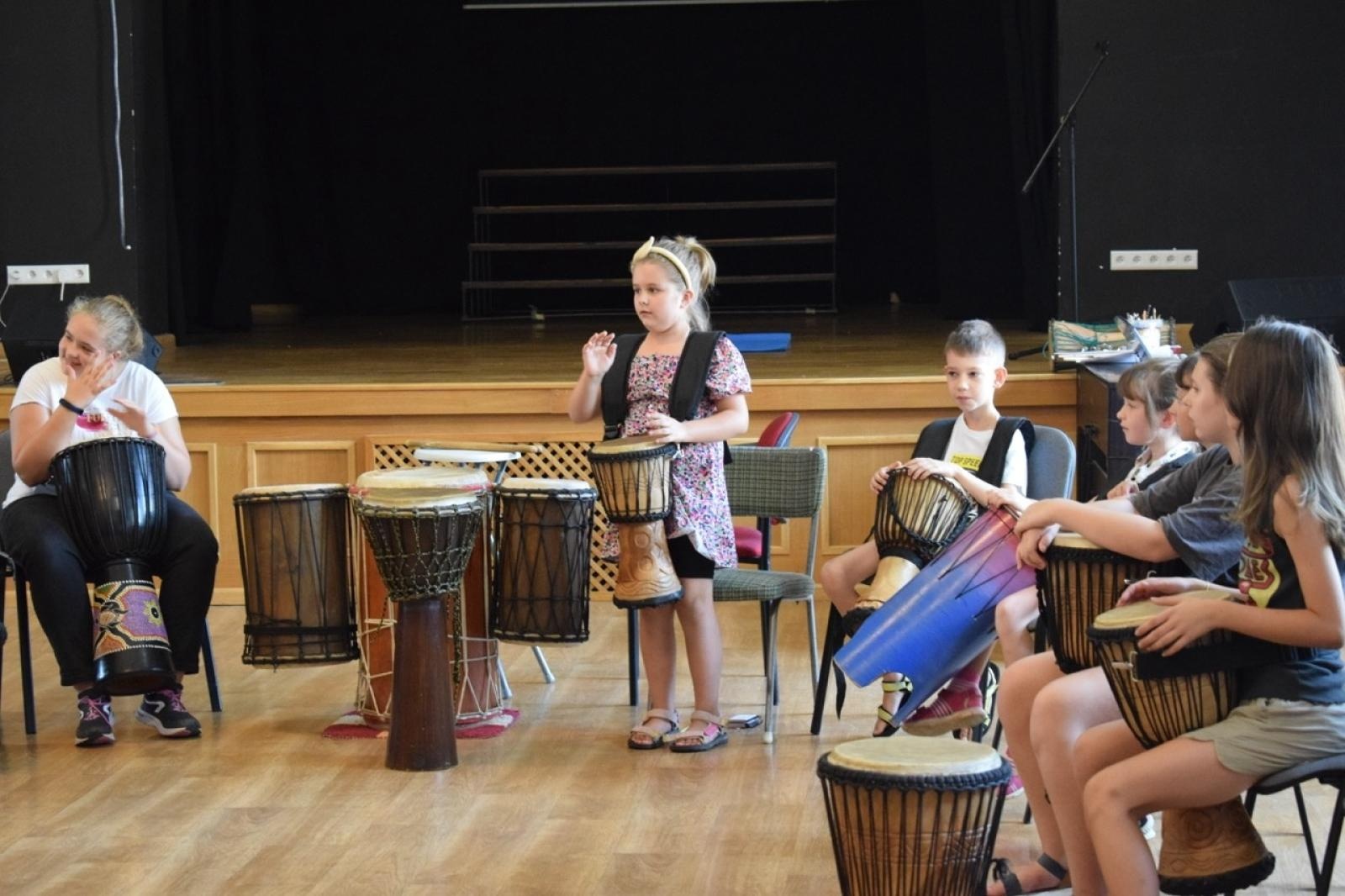 Zdjęcie w galerii na portalu naszraciborz.pl: Zakończenie trzydniowych warsztatów bębniarskich w ramach akcji Wakacje w Powiecie wiadomości z regionu