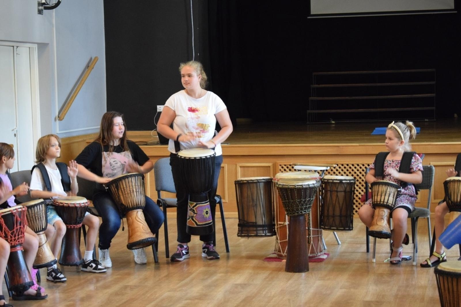 Zdjęcie w galerii na portalu naszraciborz.pl: Zakończenie trzydniowych warsztatów bębniarskich w ramach akcji Wakacje w Powiecie wiadomości z regionu