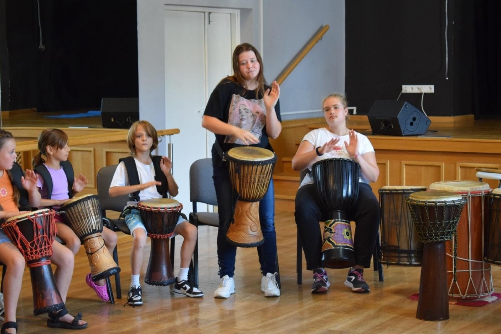 Zdjęcie w galerii na portalu naszraciborz.pl: Zakończenie trzydniowych warsztatów bębniarskich w ramach akcji Wakacje w Powiecie wiadomości z regionu