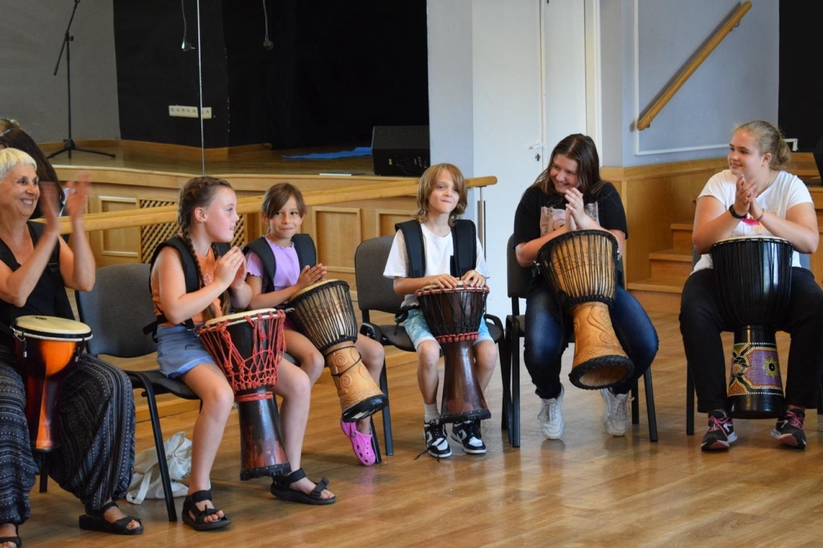 Zdjęcie w galerii na portalu naszraciborz.pl: Zakończenie trzydniowych warsztatów bębniarskich w ramach akcji Wakacje w Powiecie wiadomości z regionu