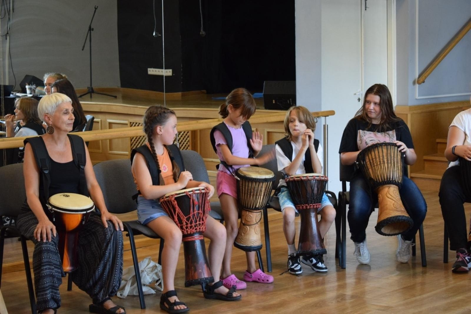 Zdjęcie w galerii na portalu naszraciborz.pl: Zakończenie trzydniowych warsztatów bębniarskich w ramach akcji Wakacje w Powiecie wiadomości z regionu