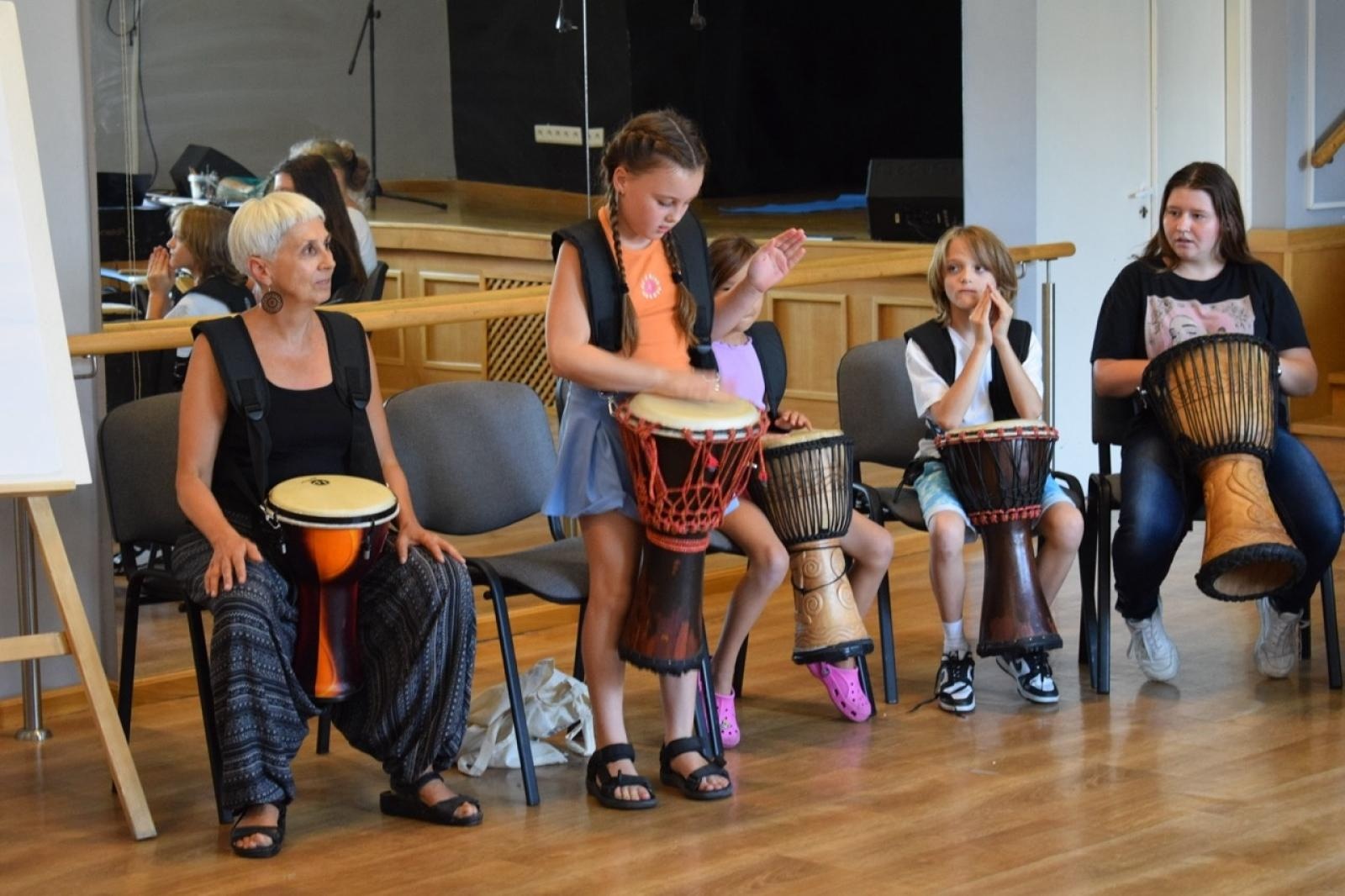 Zdjęcie w galerii na portalu naszraciborz.pl: Zakończenie trzydniowych warsztatów bębniarskich w ramach akcji Wakacje w Powiecie wiadomości z regionu