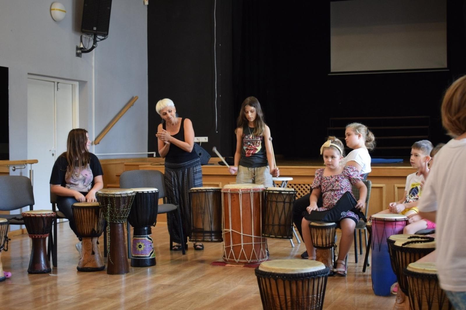 Zdjęcie w galerii na portalu naszraciborz.pl: Zakończenie trzydniowych warsztatów bębniarskich w ramach akcji Wakacje w Powiecie wiadomości z regionu