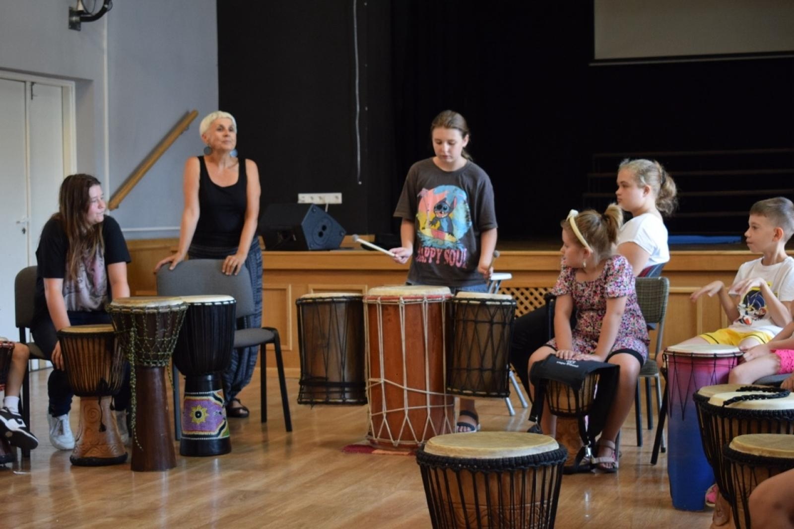 Zdjęcie w galerii na portalu naszraciborz.pl: Zakończenie trzydniowych warsztatów bębniarskich w ramach akcji Wakacje w Powiecie wiadomości z regionu