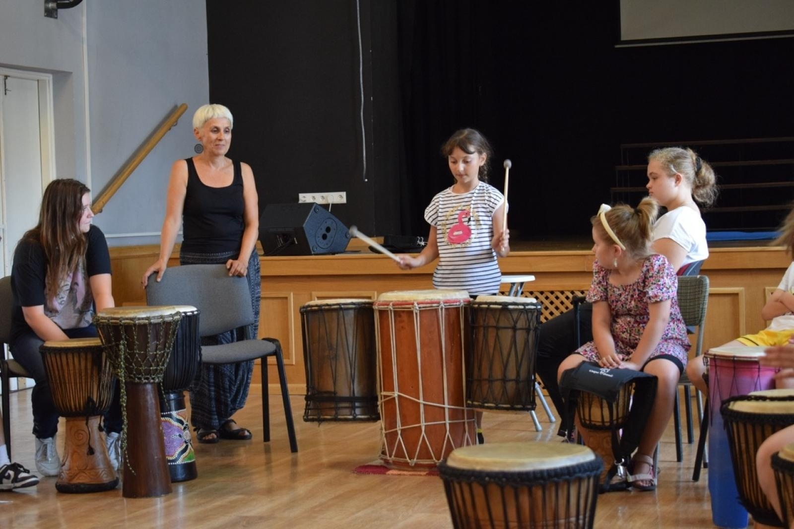 Zdjęcie w galerii na portalu naszraciborz.pl: Zakończenie trzydniowych warsztatów bębniarskich w ramach akcji Wakacje w Powiecie wiadomości z regionu