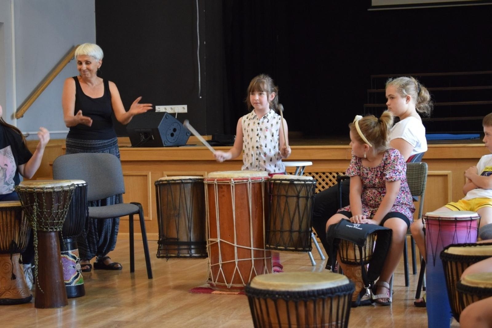 Zdjęcie w galerii na portalu naszraciborz.pl: Zakończenie trzydniowych warsztatów bębniarskich w ramach akcji Wakacje w Powiecie wiadomości z regionu