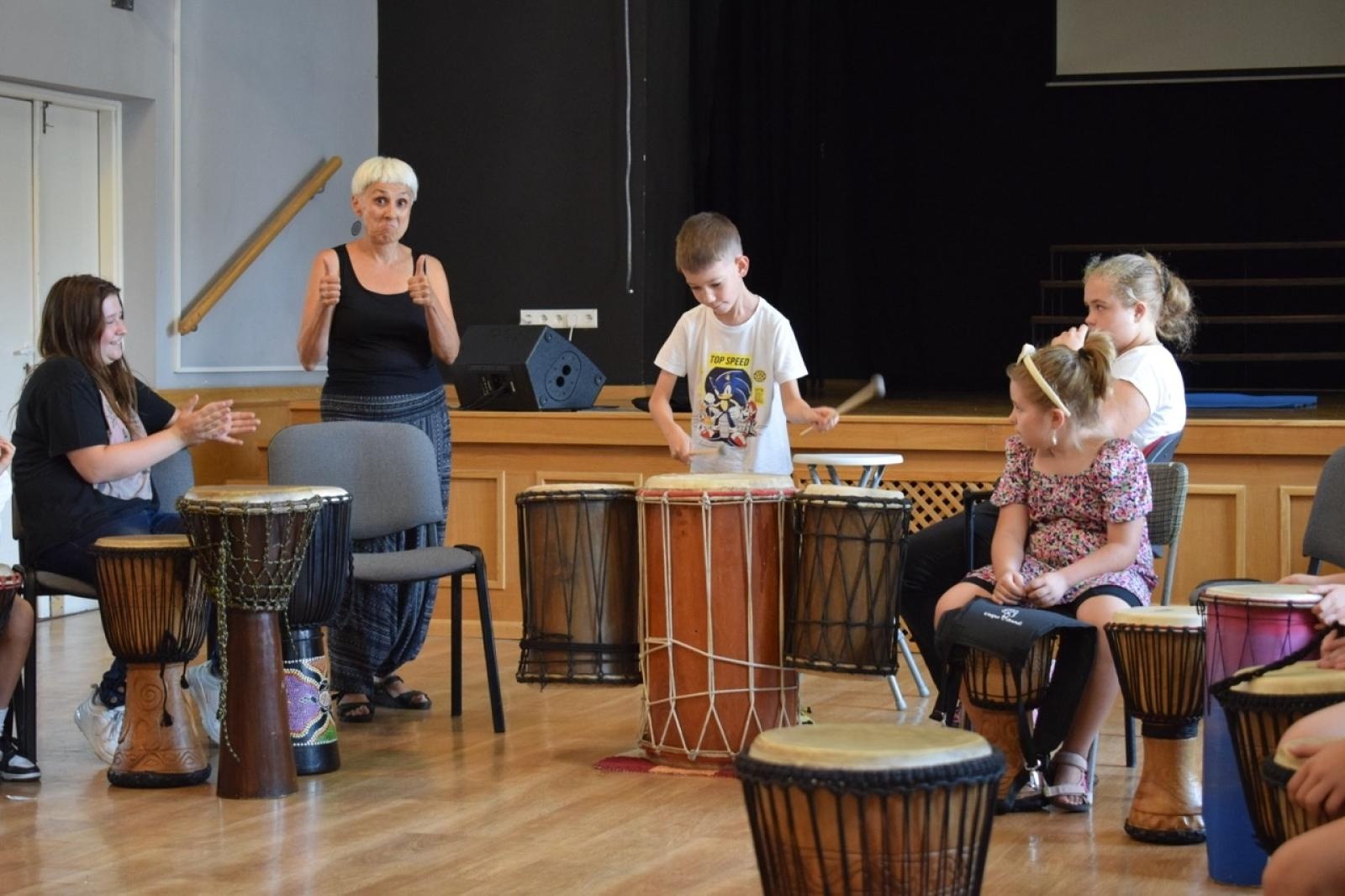 Zdjęcie w galerii na portalu naszraciborz.pl: Zakończenie trzydniowych warsztatów bębniarskich w ramach akcji Wakacje w Powiecie wiadomości z regionu