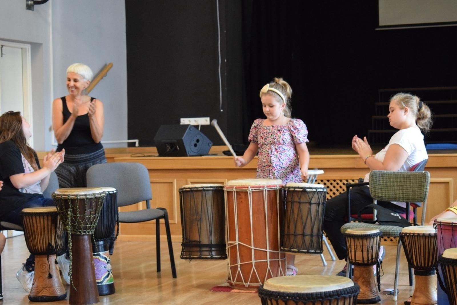Zdjęcie w galerii na portalu naszraciborz.pl: Zakończenie trzydniowych warsztatów bębniarskich w ramach akcji Wakacje w Powiecie wiadomości z regionu