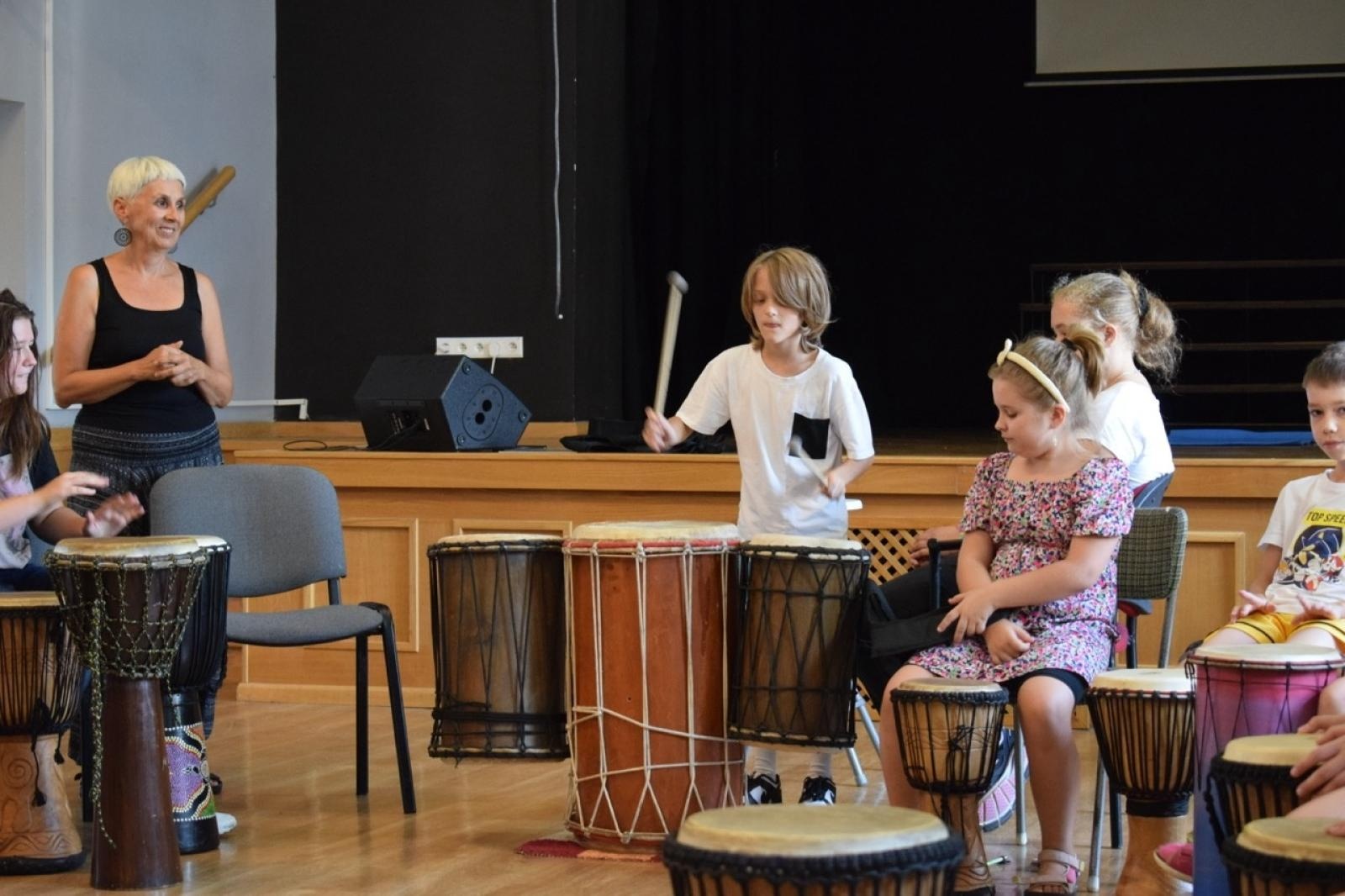 Zdjęcie w galerii na portalu naszraciborz.pl: Zakończenie trzydniowych warsztatów bębniarskich w ramach akcji Wakacje w Powiecie wiadomości z regionu