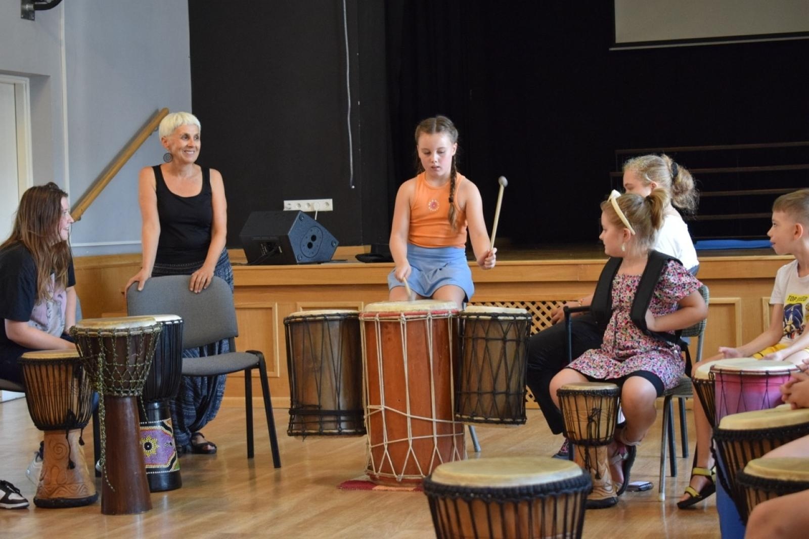 Zdjęcie w galerii na portalu naszraciborz.pl: Zakończenie trzydniowych warsztatów bębniarskich w ramach akcji Wakacje w Powiecie wiadomości z regionu