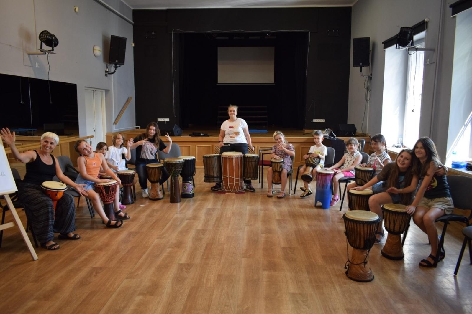 Zdjęcie w galerii na portalu naszraciborz.pl: Zakończenie trzydniowych warsztatów bębniarskich w ramach akcji Wakacje w Powiecie wiadomości z regionu