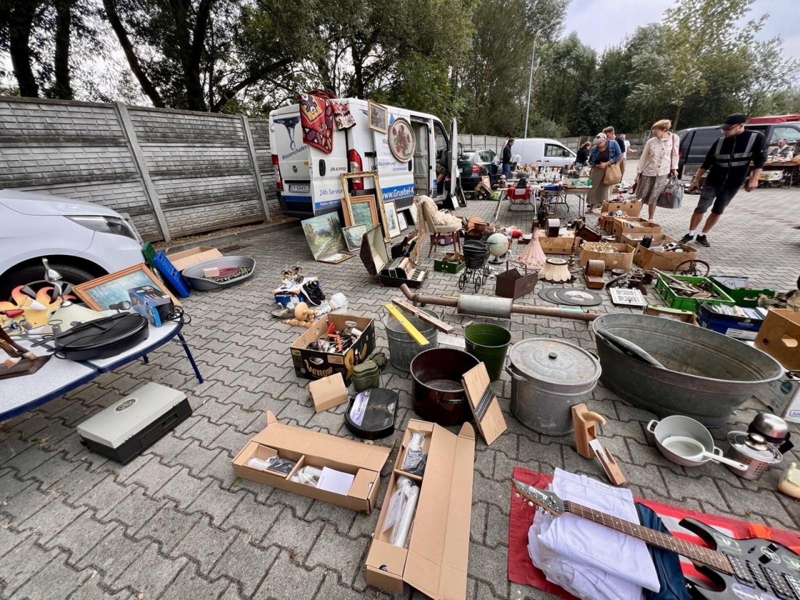 Zdjęcie w galerii na portalu naszraciborz.pl: Ostatni letni targ staroci i koński w Pietrowicach Wielkich przyciągnął sporo kolekcjonerów i miłośników retro wiadomości z regionu